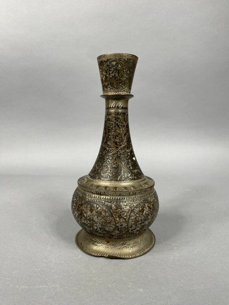 Inde - Base de Houka en bidri à incrustation d'argent. Piriforme, à pied évasé,…