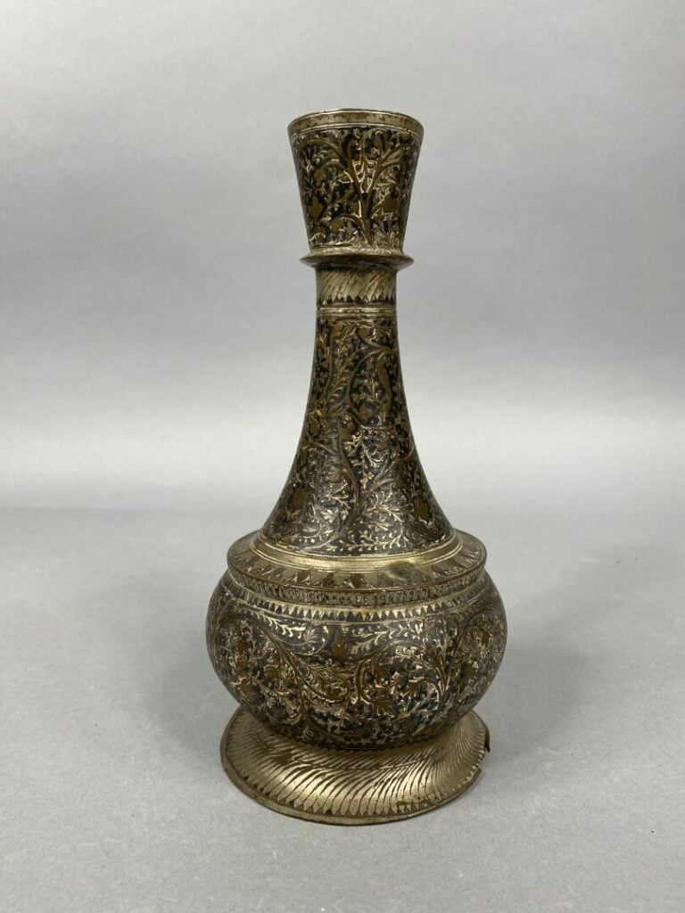 Inde - Base de Houka en bidri à incrustation d'argent. Piriforme, à pied évasé,…