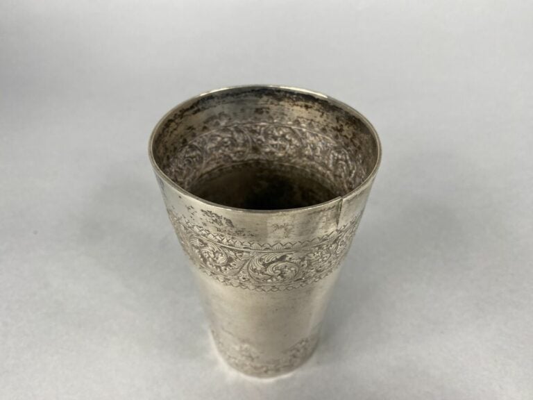 Chine/ Vietnam - Timbale en argent (900) à décor de rinceaux feuillagés et fris…