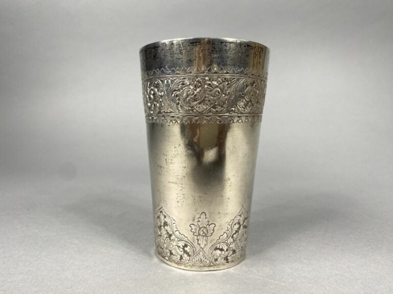 Chine/ Vietnam - Timbale en argent (900) à décor de rinceaux feuillagés et fris…