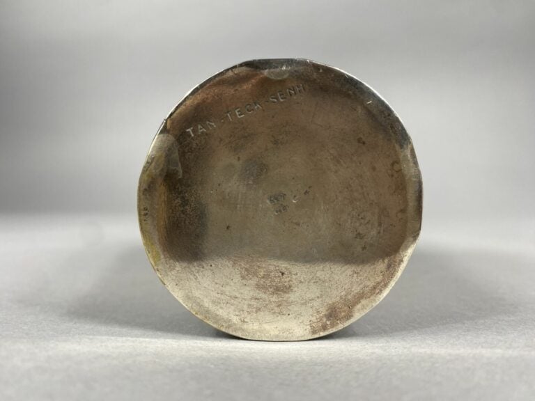 Chine/ Vietnam - Timbale en argent (900) à décor de rinceaux feuillagés et fris…