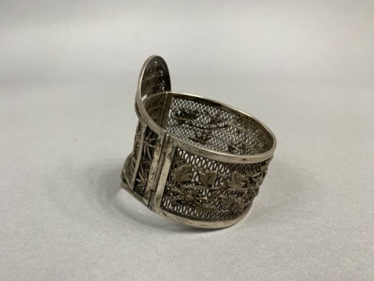 Vietnam - Bracelet manchette en argent (800) à décor ajouré de bambou et caract…