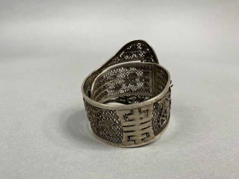 Vietnam - Bracelet manchette en argent (800) à décor ajouré de bambou et caract…