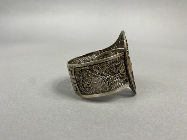 Vietnam - Bracelet manchette en argent (800) à décor ajouré de bambou et caract…