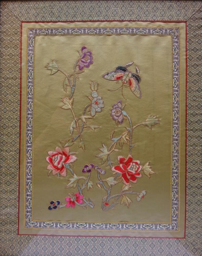 BRODERIE SUR PANNEAU DE SOIE VERTE - Chine, Vers 1900 - Il est orné d'un décor…