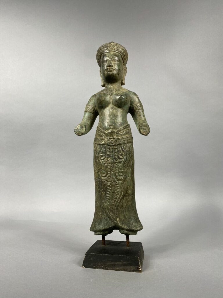 Cambodge, dans le style Khmer - Sujet en bronze représentant Vishnu debout - H…