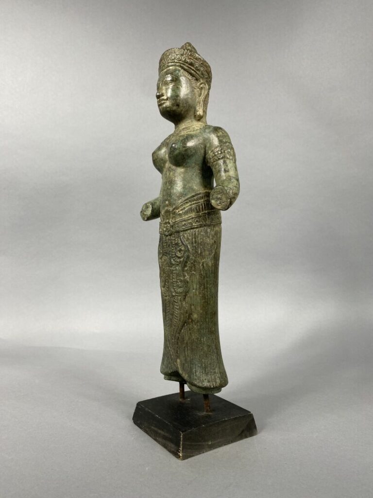 Cambodge, dans le style Khmer - Sujet en bronze représentant Vishnu debout - H…