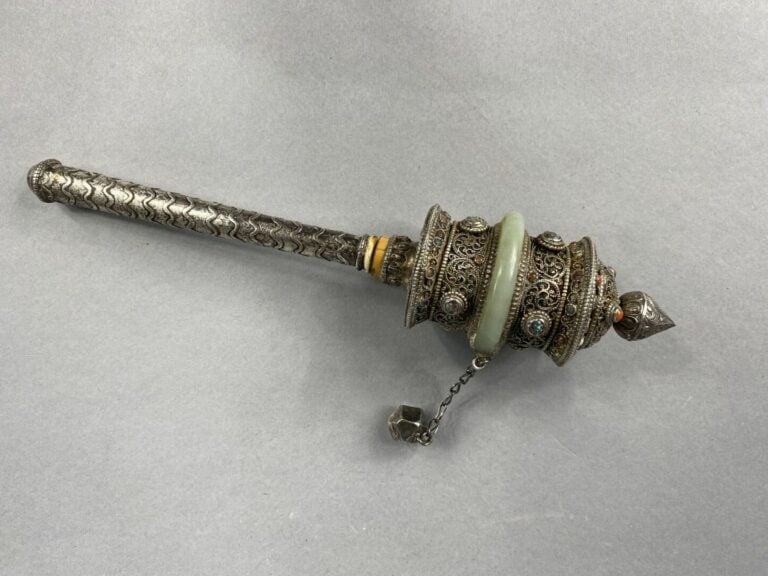 Tibet - Moulin à prière en argent bas titre et métal, à décor repoussé et filig…