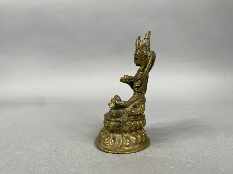 Tibet, probablement - Petite statuette en alliage cuivreux doré figurant Tara r…