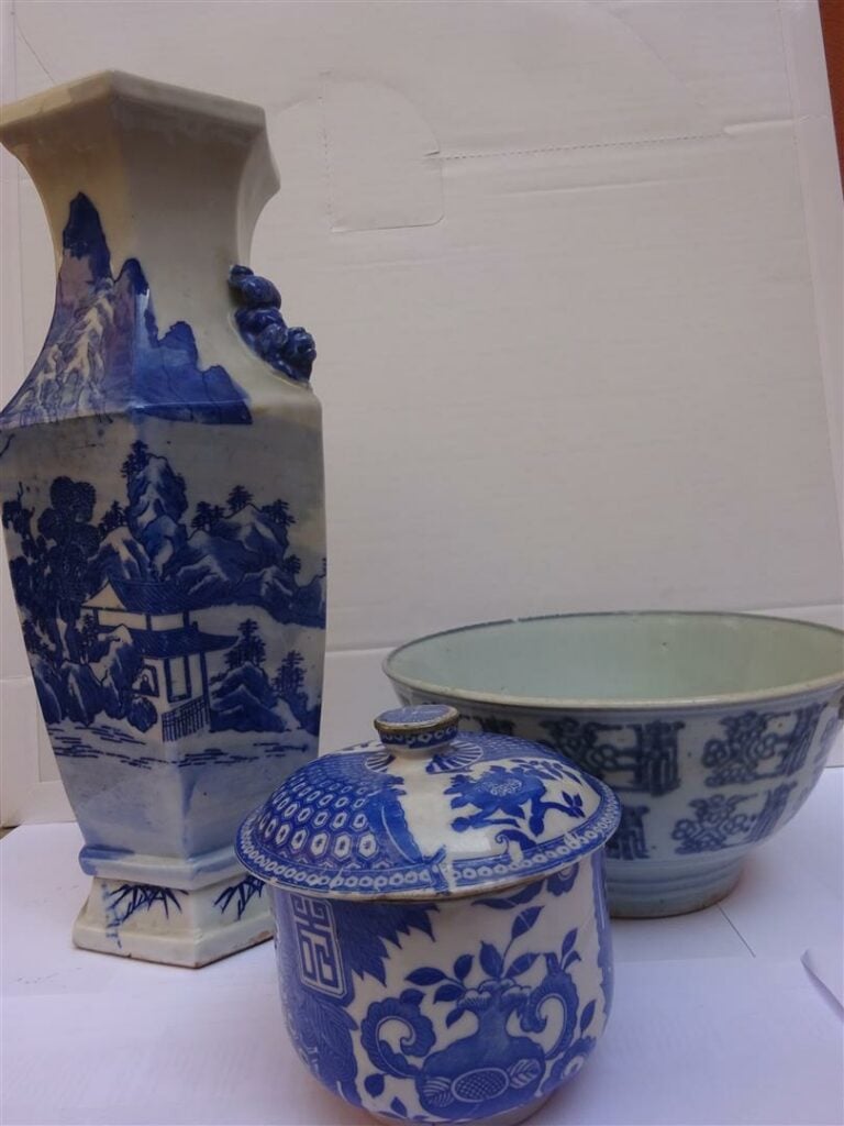 LOT DE TROIS (3) PORCELAINES BLEU BLANC - Vietnam / Indochine, Epoque XXe siècl…