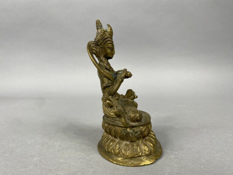 Tibet, probablement - Petite statuette en alliage cuivreux doré figurant Tara r…