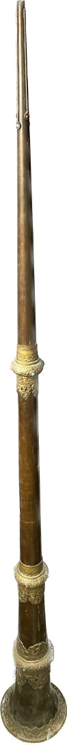 Tibet/ Népal - Grande trompette en cuivre et monture en métal à décor repoussé…