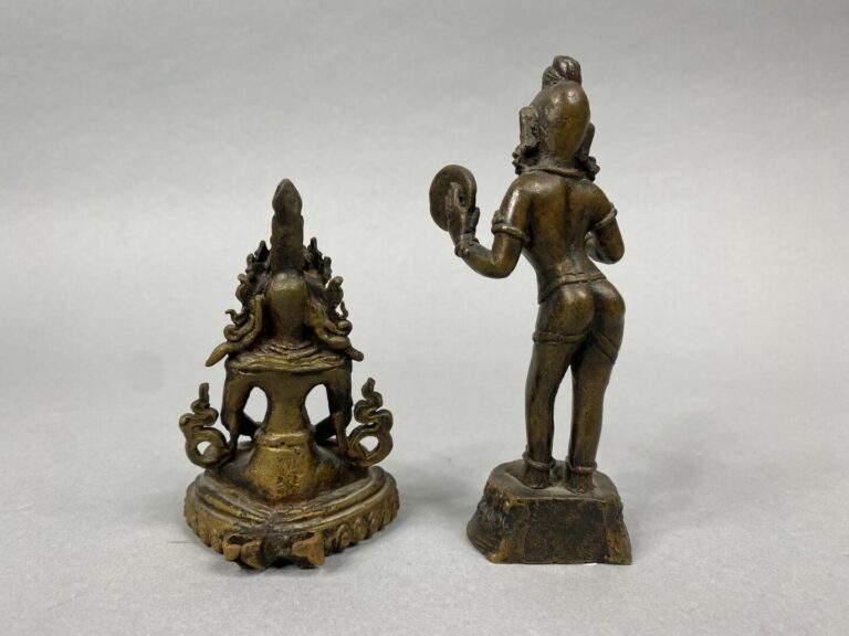 Asie - Ensemble de deux petits sujets en bronze figurant une danseuse au tambou…