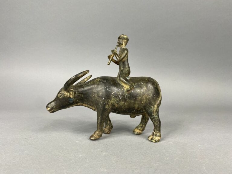 Vietnam - Sujet en bronze figurant un homme jouant de la flute sur un buffle -…