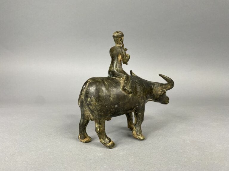 Vietnam - Sujet en bronze figurant un homme jouant de la flute sur un buffle -…