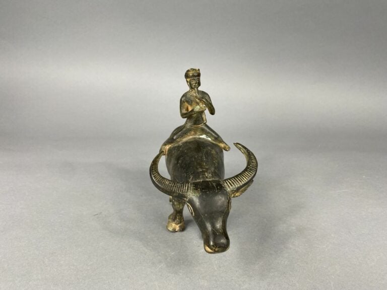 Vietnam - Sujet en bronze figurant un homme jouant de la flute sur un buffle -…