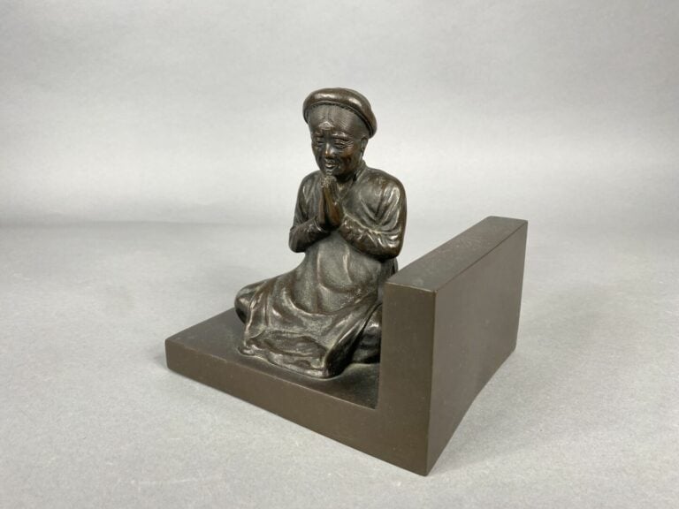 Vietnam - Serre-livres en bronze représentant une femme priant. - H : 14 cm