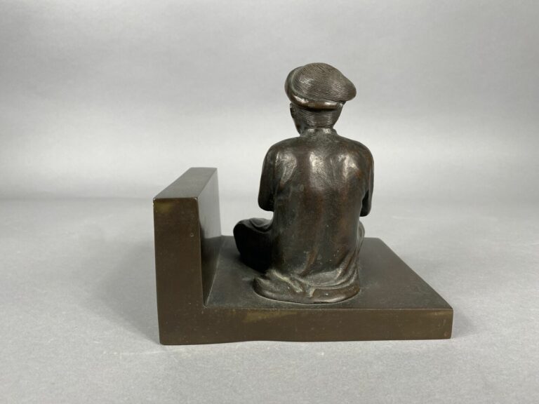 Vietnam - Serre-livres en bronze représentant une femme priant. - H : 14 cm