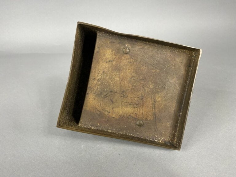 Vietnam - Serre-livres en bronze représentant une femme priant. - H : 14 cm