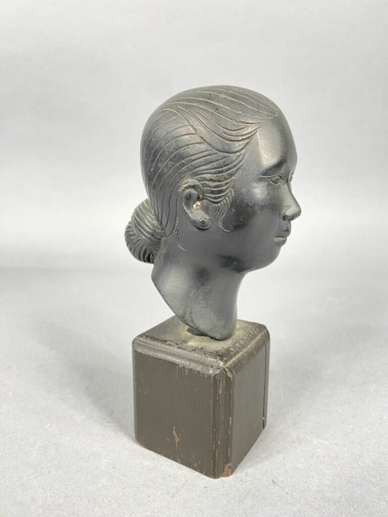 Vietnam, Ecole des Beaux-Arts de Hanoi - Buste en bronze à patine noire représe…
