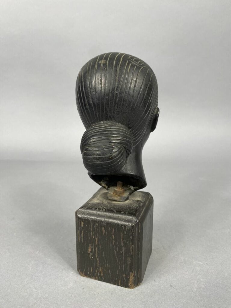 Vietnam, Ecole des Beaux-Arts de Hanoi - Buste en bronze à patine noire représe…