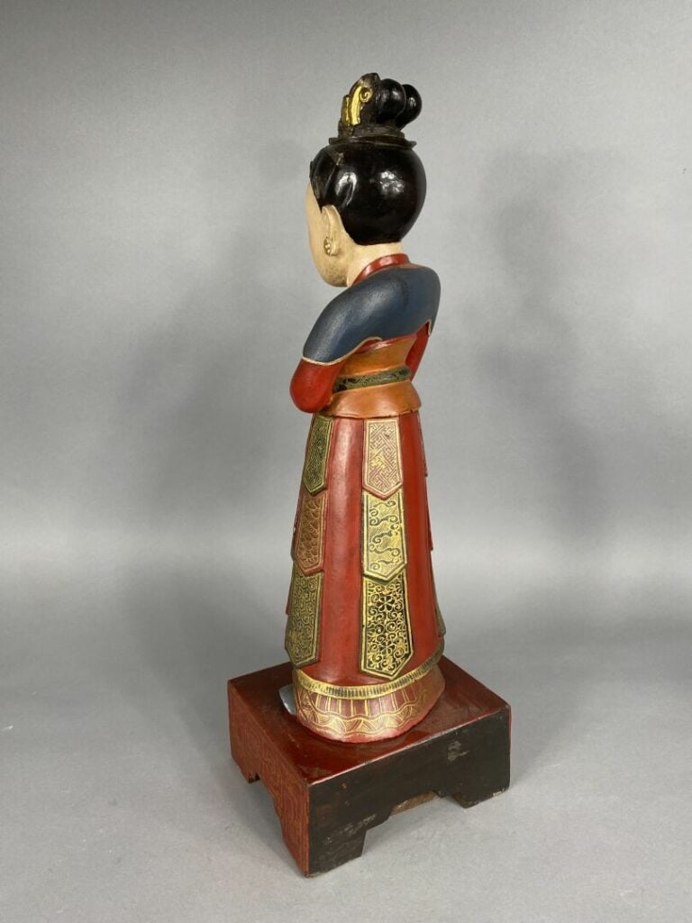 VIETNAM - Vers 1900 - Statuette de jeune femme en bois laqué polychrome debout…