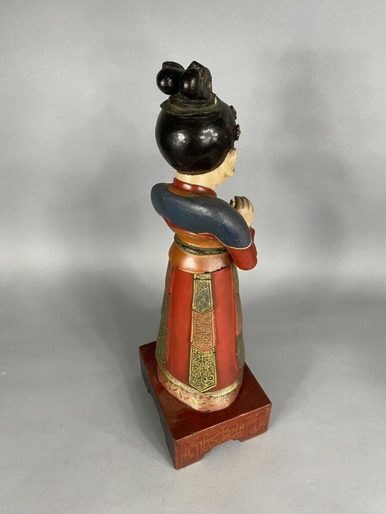 VIETNAM - Vers 1900 - Statuette de jeune femme en bois laqué polychrome debout…