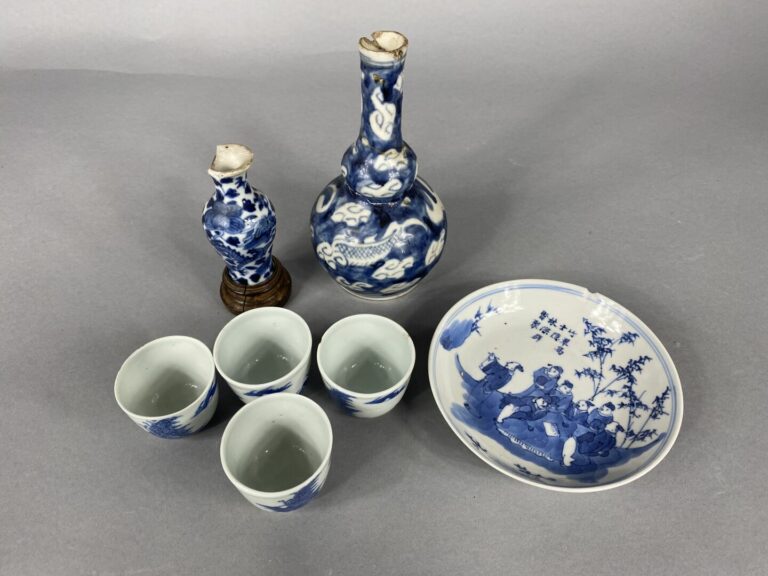 Vietnam - Ensemble de porcelaines à décor bleu blanc comprenant un vase à décor…