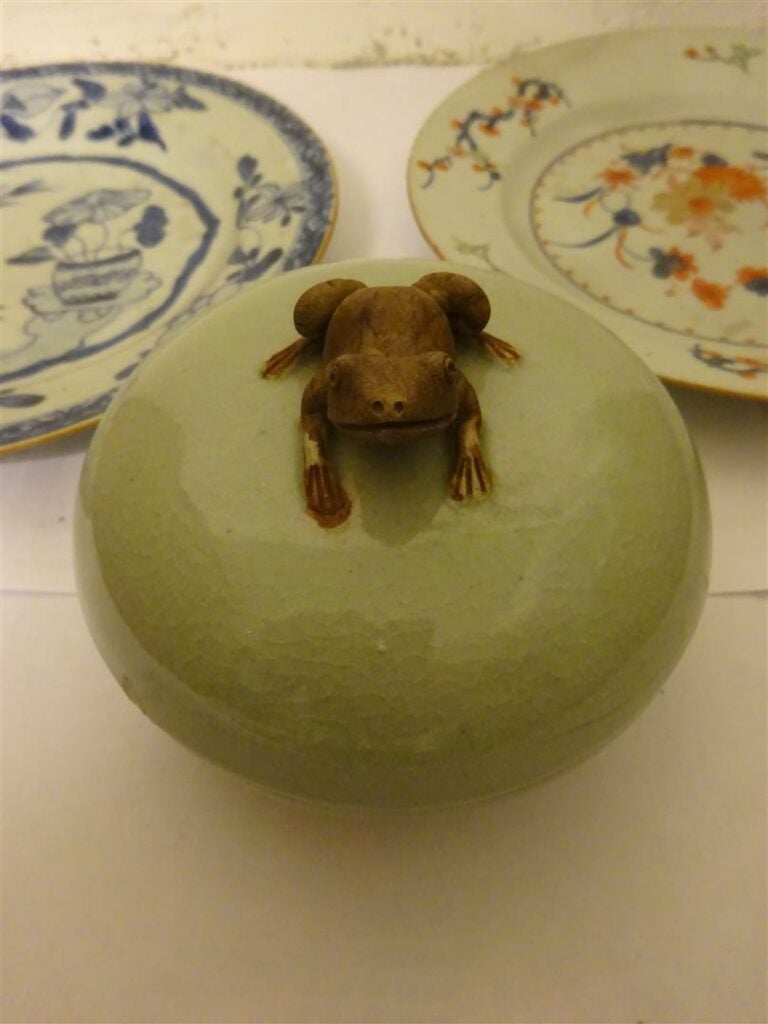 LOT DE TROIS (3) PORCELAINES - Chine et probablement Corée, XVIIIe et XXe siècl…