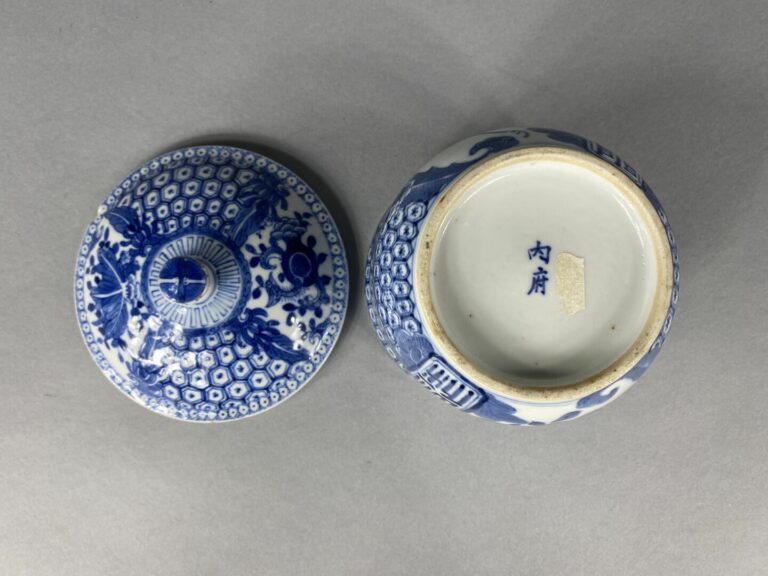 Vietnam - Bol couvert en porcelaine à décor bleu blanc de pruniers en fleurs, g…