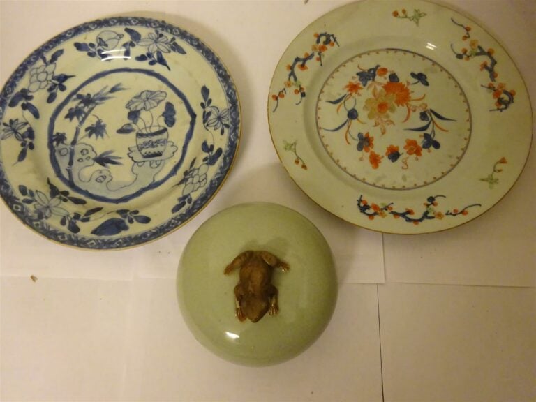 LOT DE TROIS (3) PORCELAINES - Chine et probablement Corée, XVIIIe et XXe siècl…