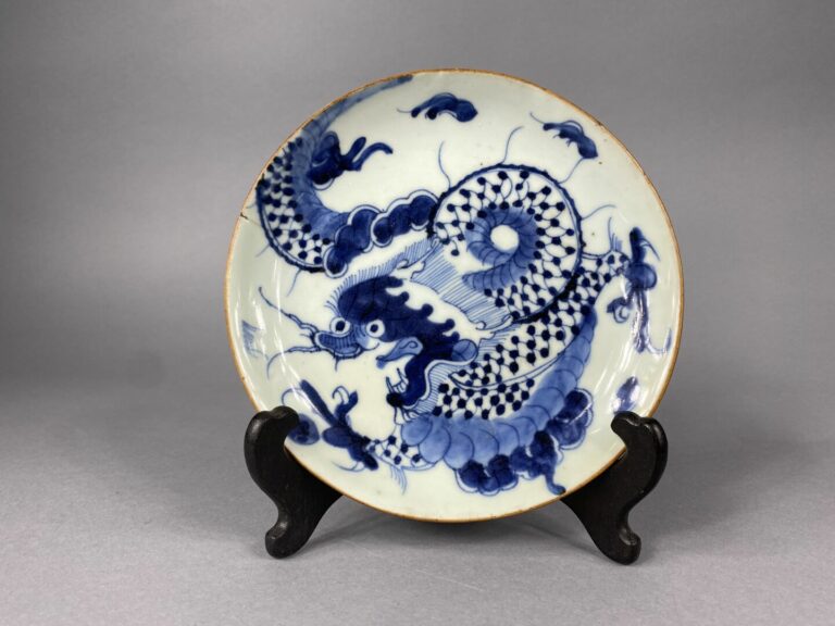 Vietnam - Suite de deux assiettes en porcelaine bleu blanc à décor d'un dragon…