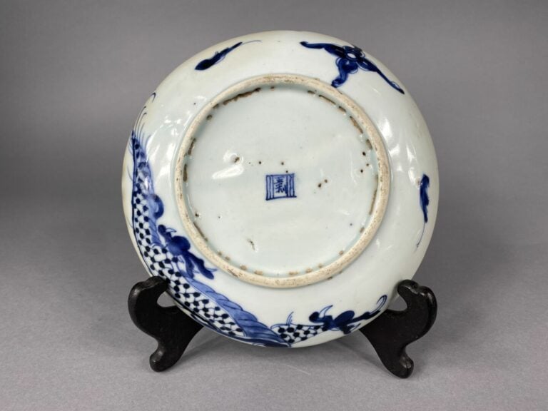 Vietnam - Suite de deux assiettes en porcelaine bleu blanc à décor d'un dragon…