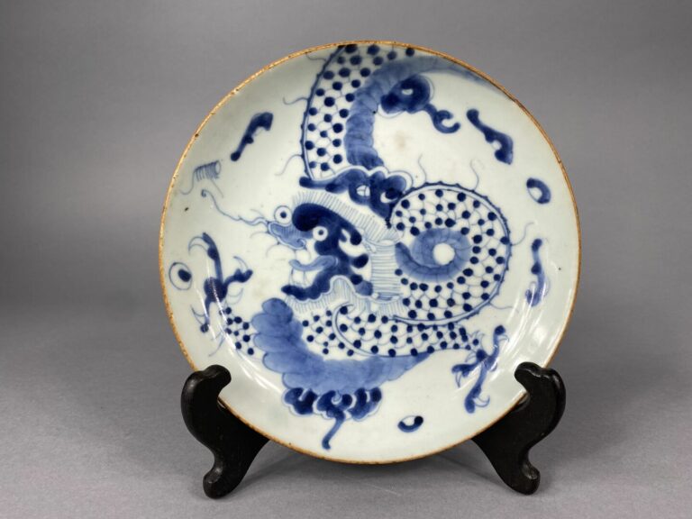 Vietnam - Suite de deux assiettes en porcelaine bleu blanc à décor d'un dragon…