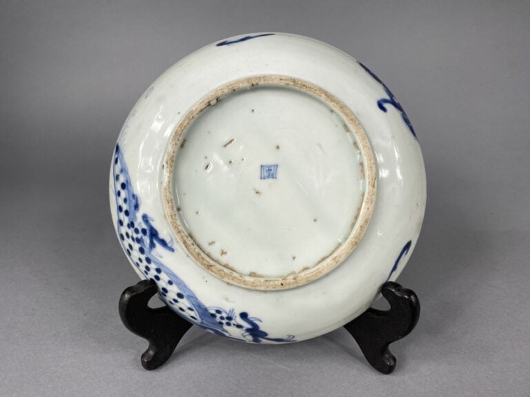 Vietnam - Suite de deux assiettes en porcelaine bleu blanc à décor d'un dragon…