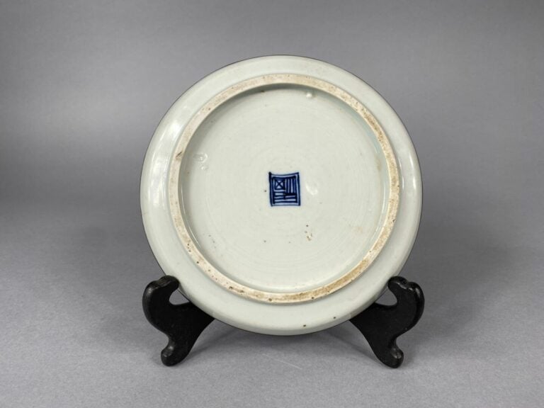Vietnam - Coupe en porcelaine à décor bleu blanc de deux saules-pleureurs près…