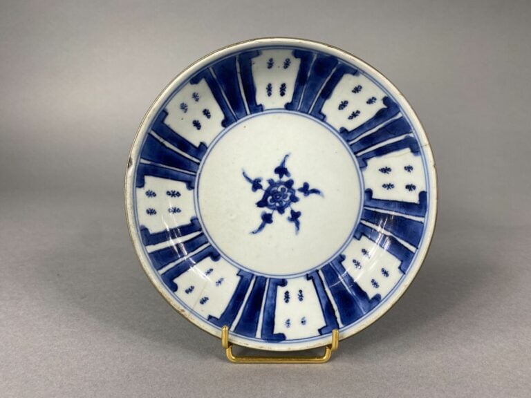 Vietnam - Ensemble de trois assiettes en céramique à décor bleu blanc d'un moti…