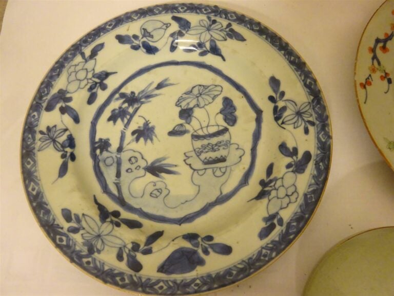 LOT DE TROIS (3) PORCELAINES - Chine et probablement Corée, XVIIIe et XXe siècl…