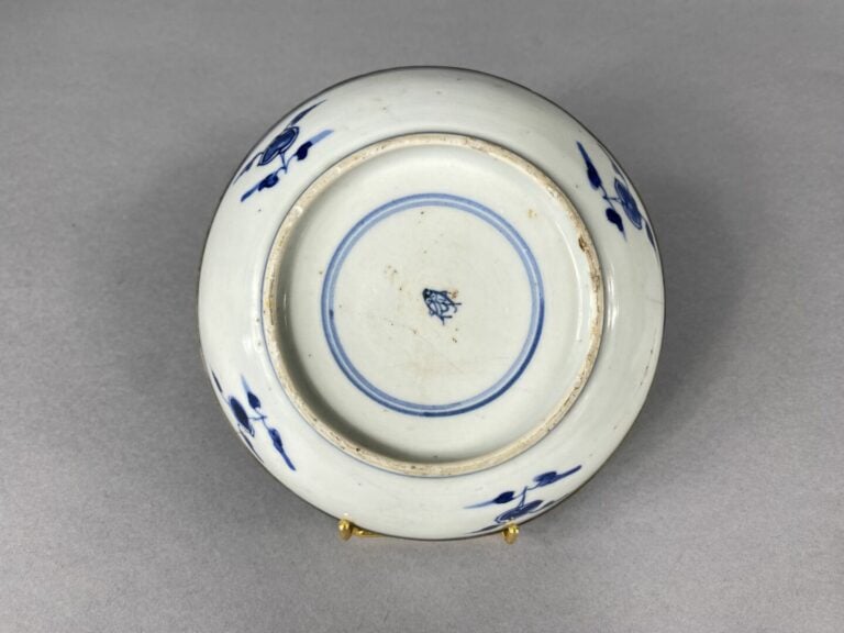 Vietnam - Ensemble de trois assiettes en céramique à décor bleu blanc d'un moti…