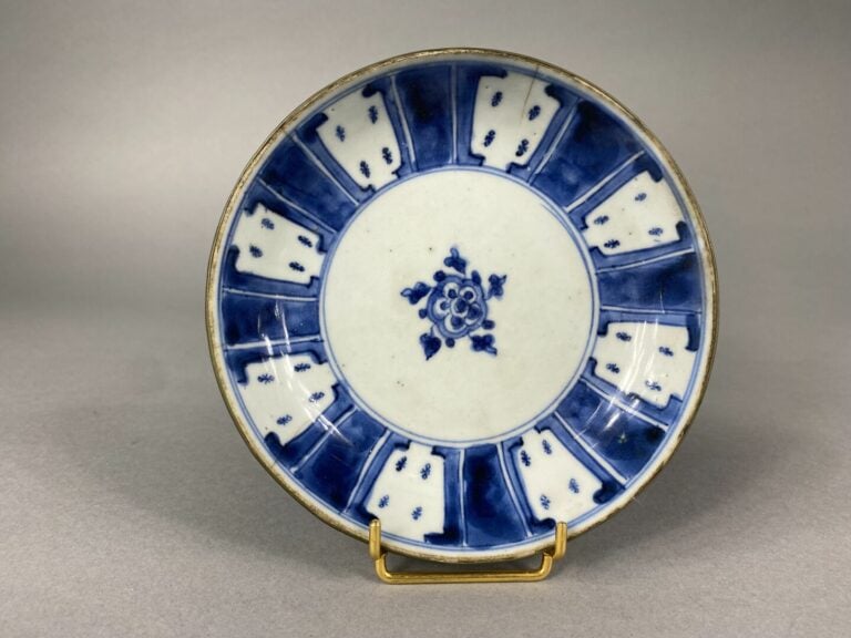 Vietnam - Ensemble de trois assiettes en céramique à décor bleu blanc d'un moti…