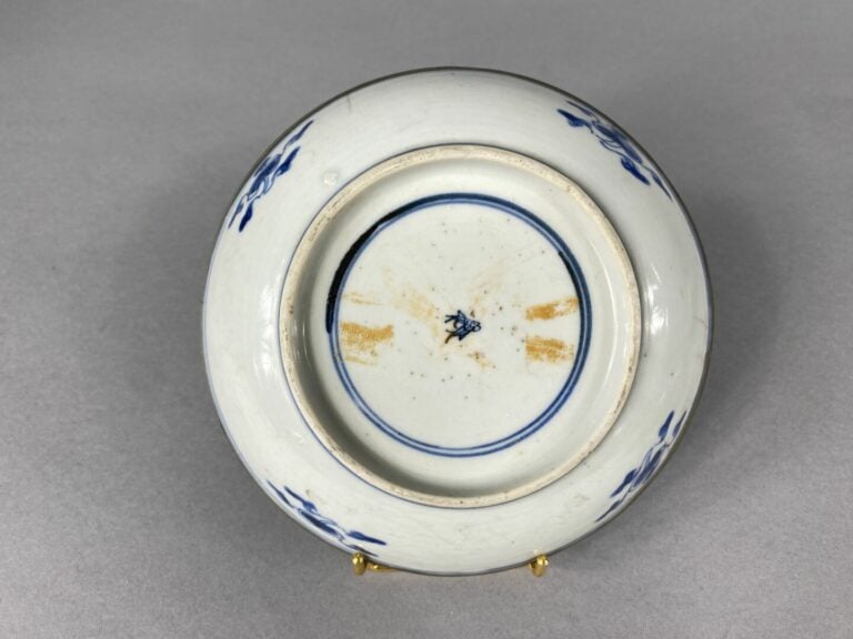 Vietnam - Ensemble de trois assiettes en céramique à décor bleu blanc d'un moti…