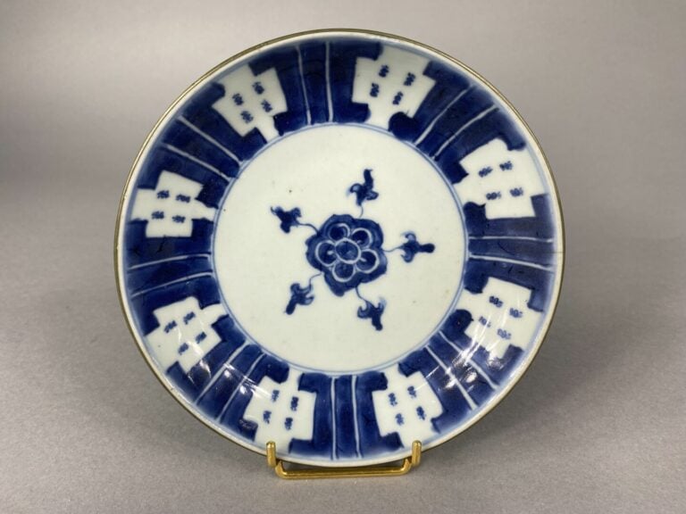 Vietnam - Ensemble de trois assiettes en céramique à décor bleu blanc d'un moti…