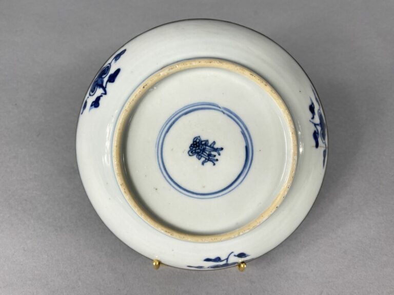 Vietnam - Ensemble de trois assiettes en céramique à décor bleu blanc d'un moti…