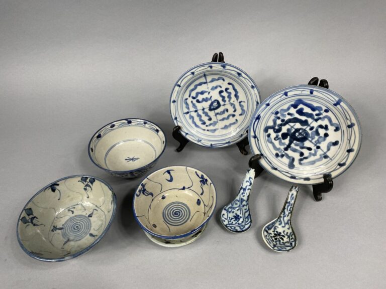 Vietnam - Ensemble de céramiques à décor bleu blanc de rinceaux et motifs géomé…