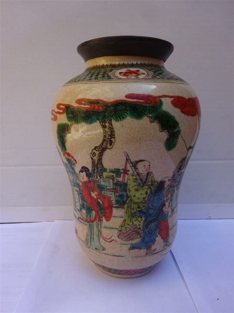VASE EN FORME D'ALBARELLO EN CERAMIQUE A DECOR EMAILLE POLYCHROME DANS LE STYLE…