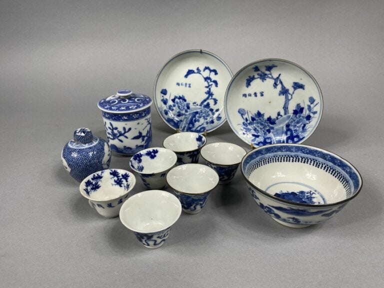 Vietnam - Ensemble de porcelaine à décor bleu blanc comprenant un pot couvert à…