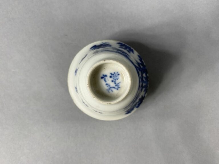 Vietnam - Ensemble de porcelaine à décor bleu blanc comprenant un pot couvert à…