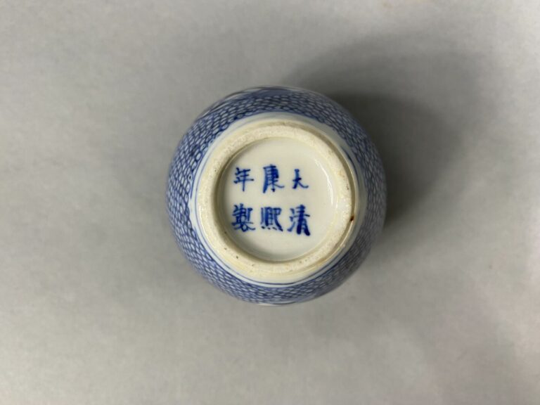 Vietnam - Ensemble de porcelaine à décor bleu blanc comprenant un pot couvert à…