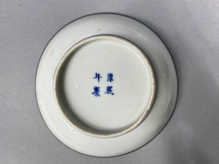 Vietnam - Ensemble de porcelaine à décor bleu blanc comprenant un pot couvert à…