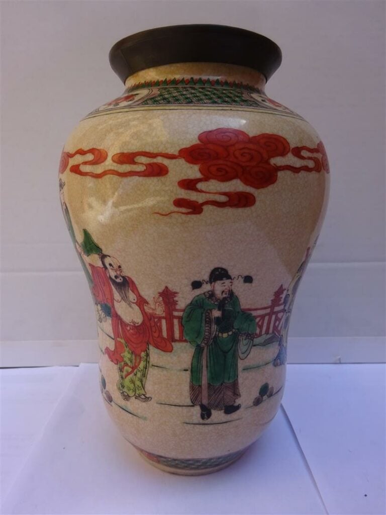 VASE EN FORME D'ALBARELLO EN CERAMIQUE A DECOR EMAILLE POLYCHROME DANS LE STYLE…
